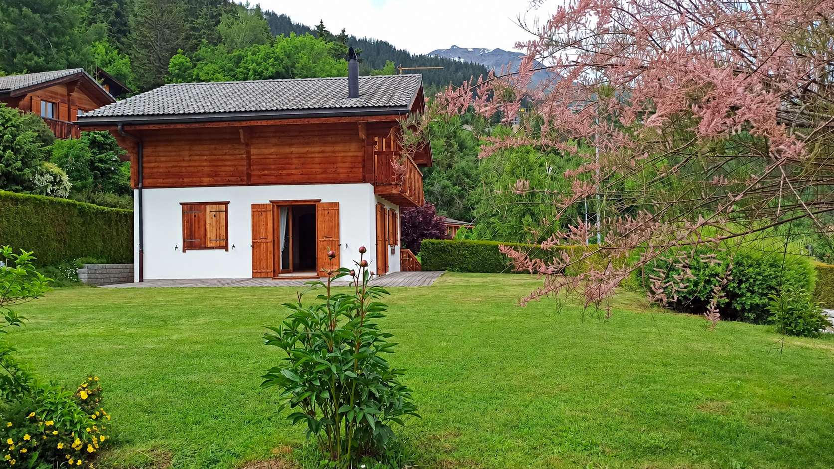 The chalet beside its private lawn